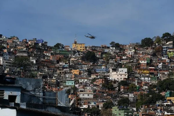 Justiça proíbe operações policiais e helicópteros perto de escolas no Rio