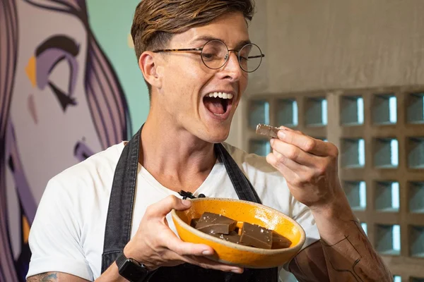Merenda de Solteiro: prepare um fudge de caramelo delicioso