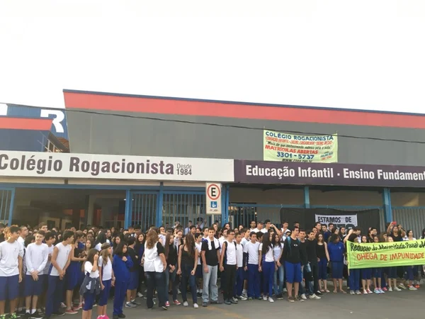 Mais segurança. Pais e alunos de colégio em que servidor foi assassinado enquanto esperava os filhos protestam