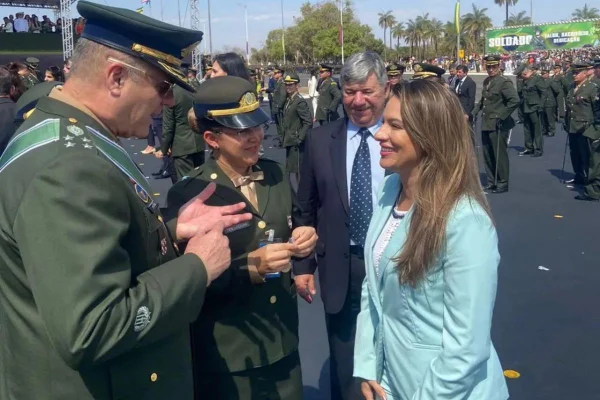O Exército entregou uma honraria à secretária da Comissão Parlamentar de Inquérito (CPI) dos Atos Antidemocráticos, da Câmara Legislativa do Distrito Federal (CLDF). A consultora legislativa Sarah Delma recebeu a Medalha do Exército Brasileiro em uma cerimônia no Quartel-General