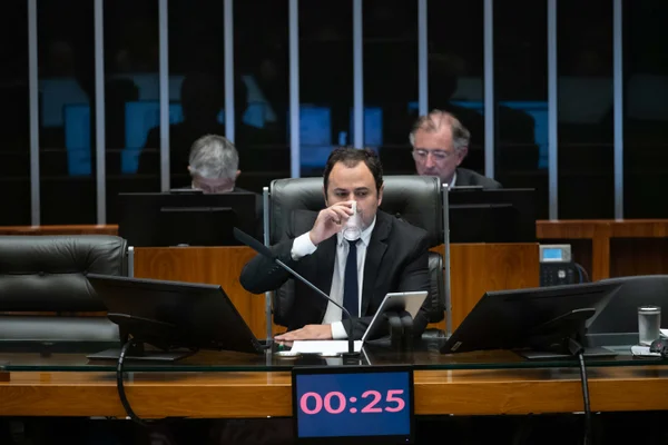 O deputado Glauber Braga (Psol-RJ) ocupou a mesa diretora da Câmara nesta terça-feira, levando os seguranças a esvaziarem o plenário. A TV Câmara chegou a cortar o sinal durante a ação Metrópoles