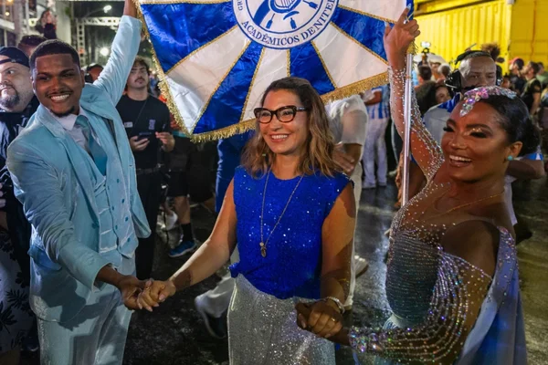 Janja posa com casal de mestre-sala e porta-bandeira da Acadêmicos de Niterói -- Metrópoles