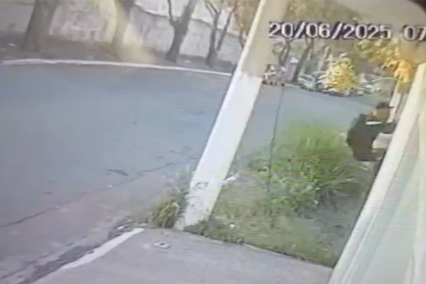 Sequestrador armado manteve o jovem, de 19 anos, refém no Parque Novo Mundo, zona norte de SP. Criminoso exigiu a presença da imprensa - Metrópoles