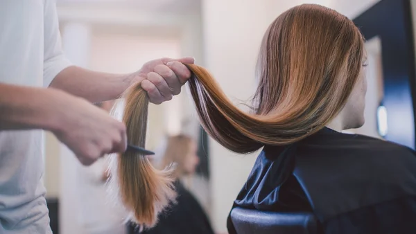 A textura do cabelo muda mesmo a cada 7 anos? Dermatologista esclarece