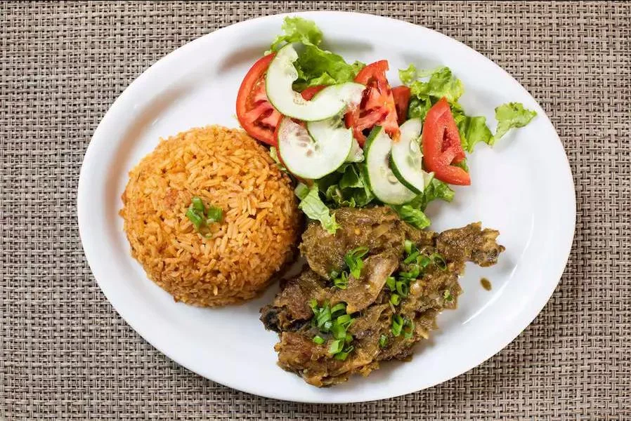 O africano Simbaz não consegue enviar o famoso fufu aos clientes, mas conta com refeições que levam o delicioso arroz jollof: o Yassa (R$ 35,90), por exemplo, conta com frango temperado e salada. Pedidos pelo iFood O africano Simbaz não consegue enviar o famoso fufu aos clientes, mas conta com refeições que levam o delicioso arroz jollof: o Yassa (R$ 35,90), por exemplo, conta com frango temperado e salada. Pedidos pelo iFood