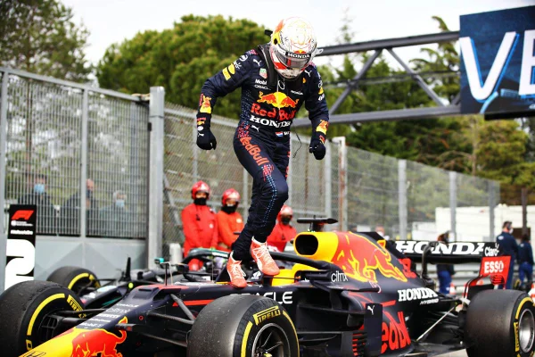 Verstappen vence corrida caótica em Ímola e dá troco em Lewis Hamilton