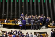 Bolsonaristas bloqueiam cadeira de Hugo Motta ao pedir anistia