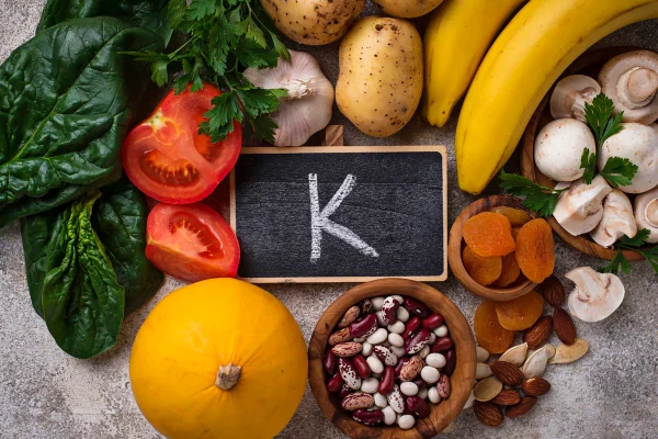 Produtos que contêm potássio. Conceito de alimentação saudável. Vista superior. Metrópoles