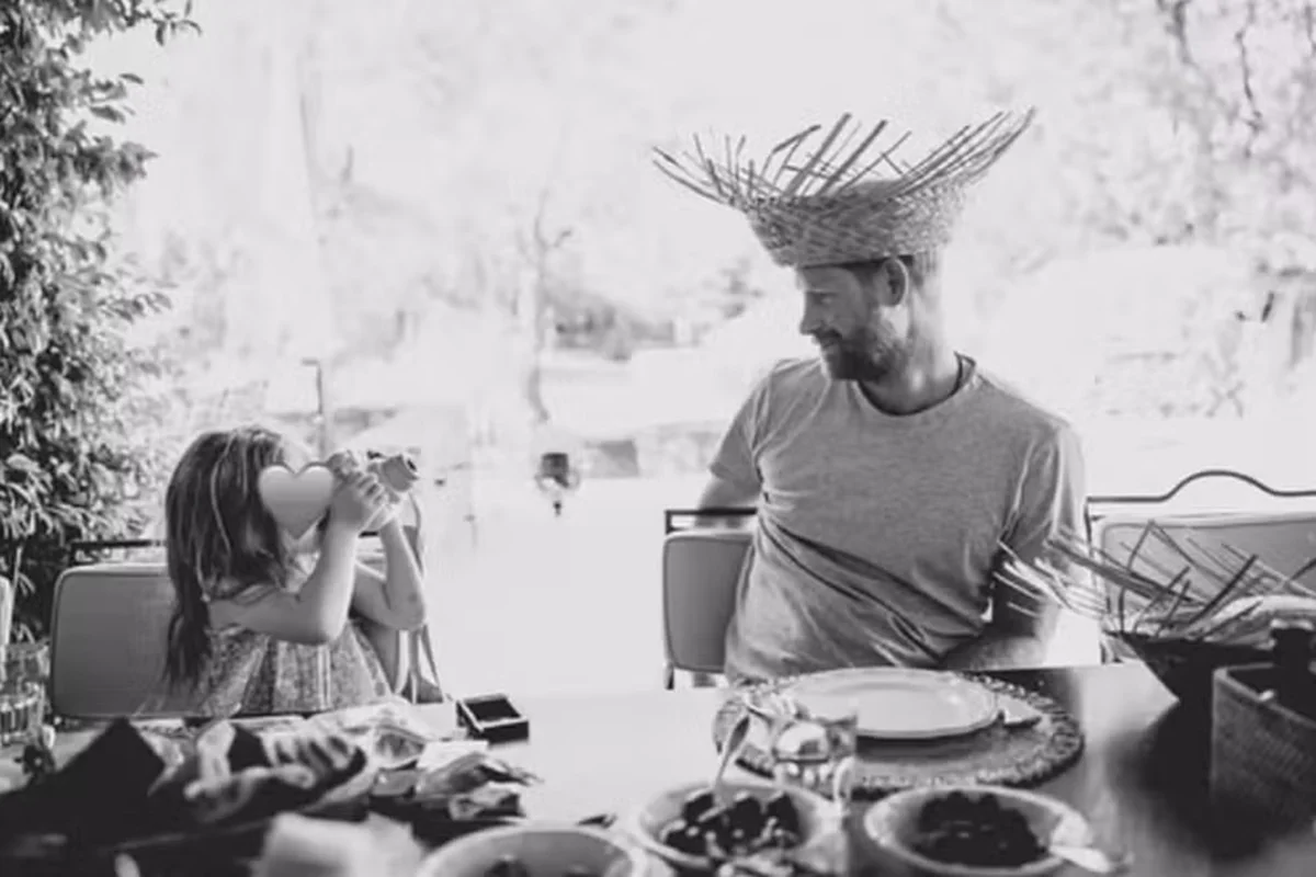 Príncipe Harry e a filha posam durante o café da manhã Príncipe Harry e a filha posam durante o café da manhã