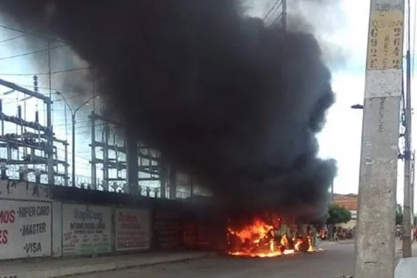 Onda de ataques deixa ônibus e prédios incendiados em Fortaleza