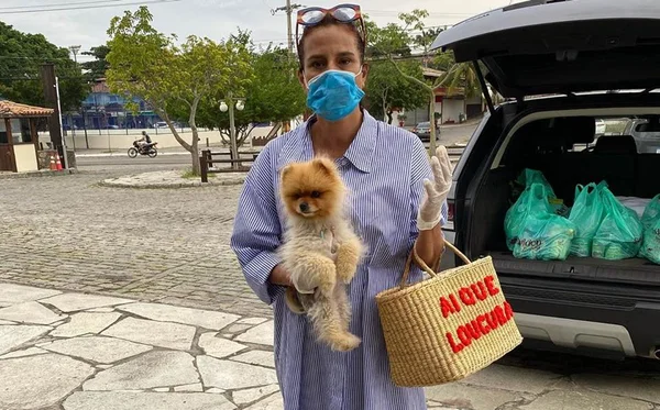 Narcisa Tamborindeguy de máscara de coronavírus e cachorro