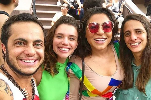 Thammy, Bruna Linzmeyer e as parceiras se reúnem na parada LGBT+ de NY