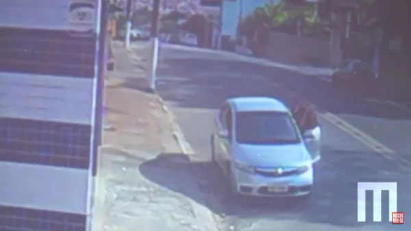 Vídeo. Ladrão furta carro com bebê de 1 ano dentro e o abandona em praça