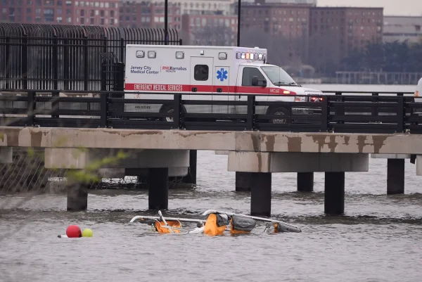 Helicóptero é visto flutuando após cair no Rio Hudson, perto do sul de Manhattan EUA - Metrópoles