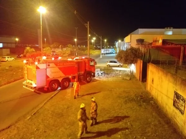 Bombeiros combatem incêndio de grande proporção em fábrica do DF