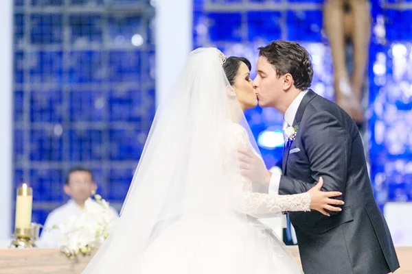 Catherine Aviz e Rafael Chagas casam-se na igreja Dom Bosco