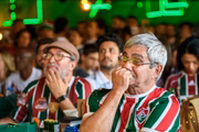 Torcedores do Fluminense se reúnem no Brazolia Bar, em Brasília, para acompanhar a partida contra o Al-Hilal, válida pelas quartas de final do Mundial de Clubes.