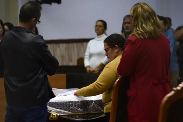 Amigos protestam em velório de ciclista atropelado: “Foi crime”