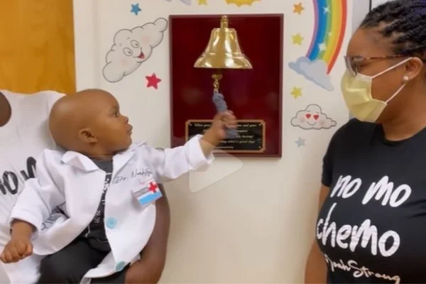 Bebê de 2 anos comove a web ao celebrar a cura do câncer