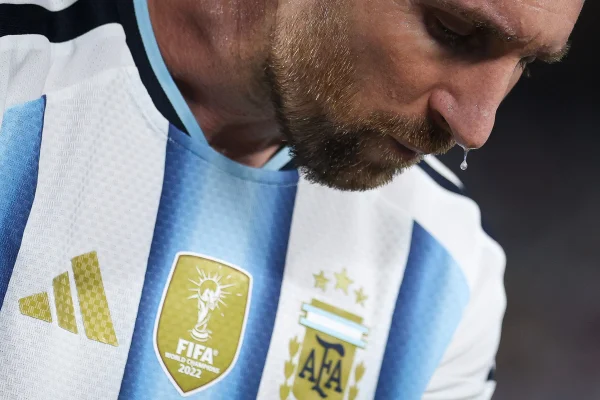Foto colorida de Lionel Messi - Metrópoles