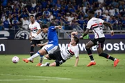 Disputa de bola na partida entre Cruzeiro e São Paulo Disputa de bola na partida entre Cruzeiro e São Paulo