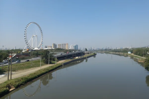Imagem mostra Rio Pinheiros e roda gigante em São Paulo - Metrópoles