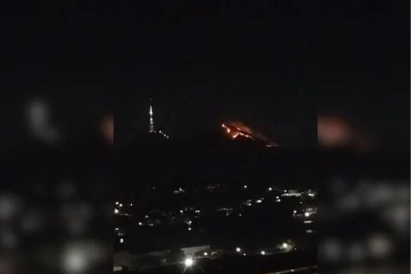 imagem colorida mostra incêndio no parque do jaragua - metrópoles