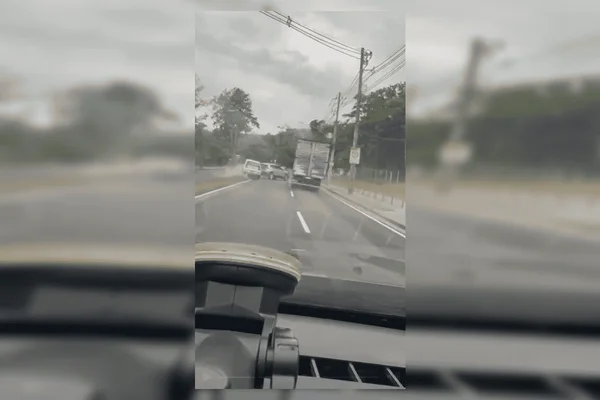 Caminhão atinge dois veículos