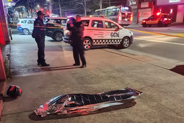 Agente feminina da GCM reage a assalto, mata suspeito e fere outro