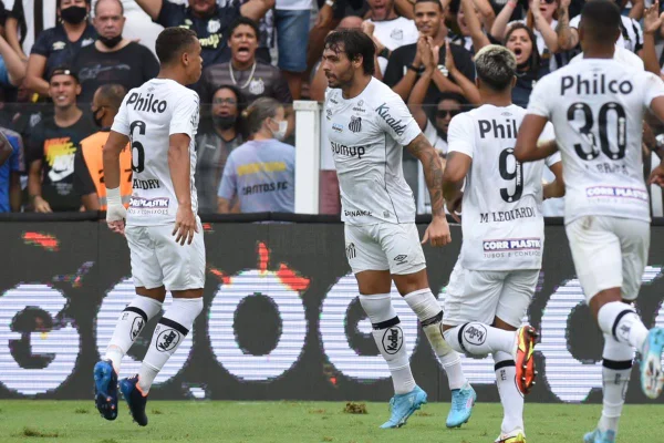 Jogadores do Santos comemoram gol na Vila Belmiro