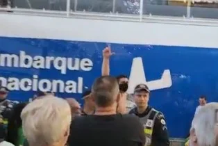 Homem que estava no voo de Bolsonaro “faz o L” em aeroporto: “Não tenho medo”. Veja vídeo