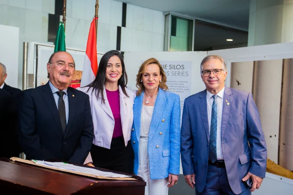 Autoridades marcam presença em abertura de exposição no Congresso