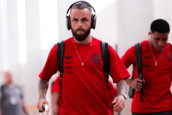 Michael chegando para o duelo diante do Mirassol