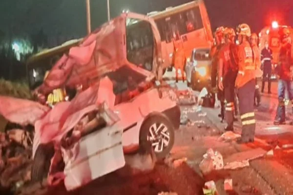 Pessoas ajudam vítimas após grave acidente que matou criança e homem no DF