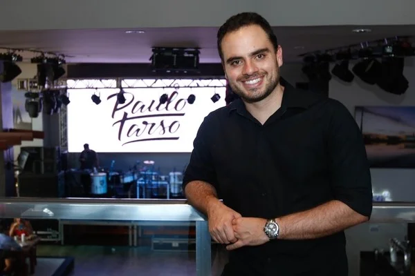 Chef Paulo Tarso comemora mais um ano de vida com festa animada
