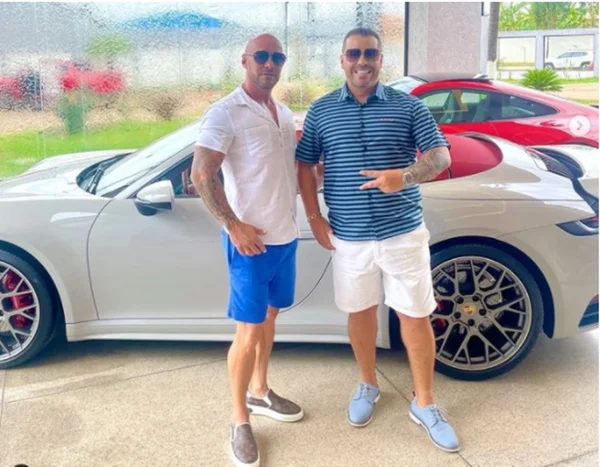 dois homens com porsche