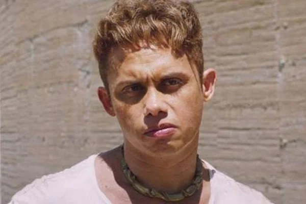 Que isso, Lunga? Silvero Pereira surge nu e detalhe chama atenção