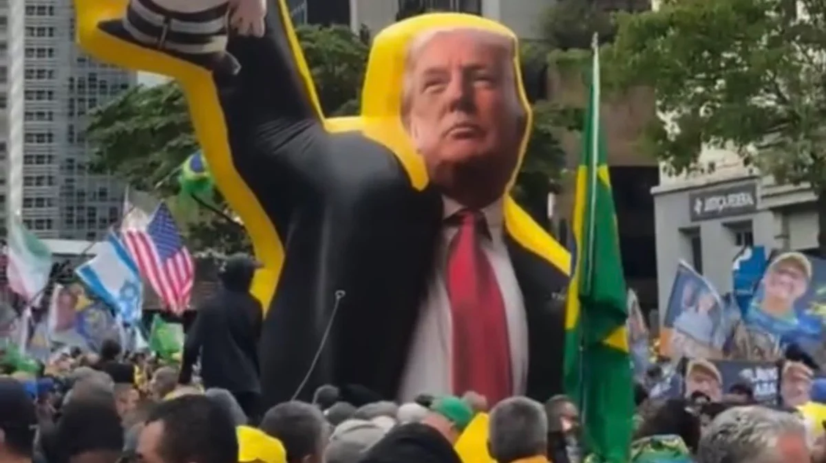 Boneco de Trump em protesto da direita Boneco de Trump em protesto da direita