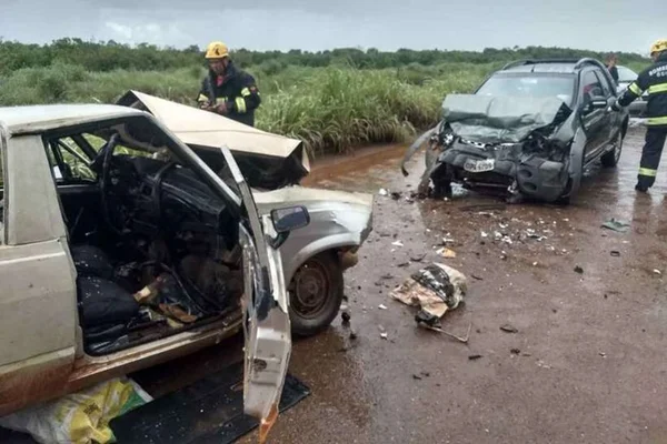 Homem morre e quatro pessoas ficam feridas em acidente