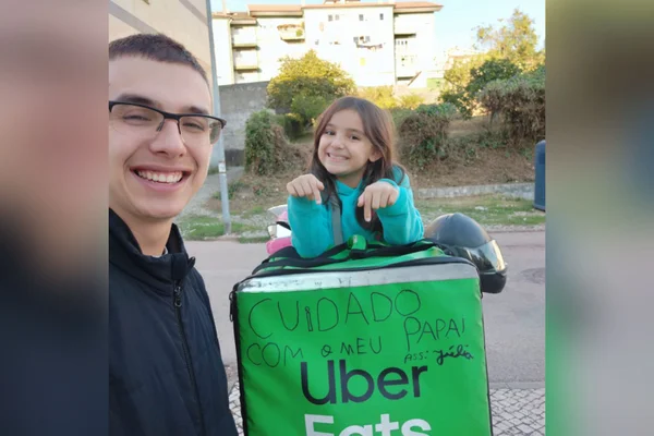 “Cuidado com o meu papai”: entregador viraliza com frase em mochila