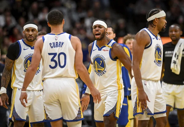 Foto colorida da equipe do Golden State Warriors, em jogo da NBA Cup 2024 - Metrópoles