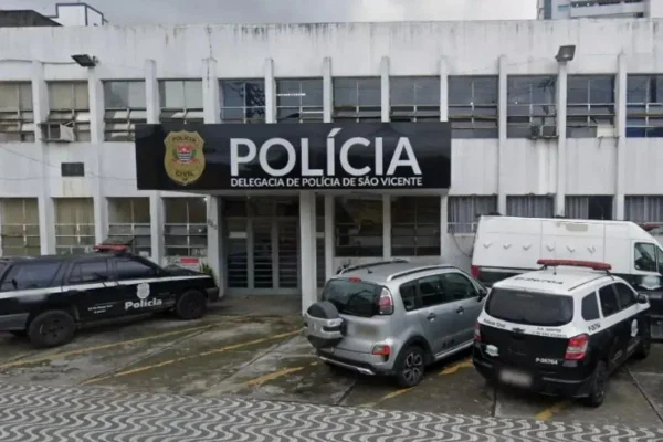 Imagem colorida da delegacia sede de São Vicente - Metrópoles