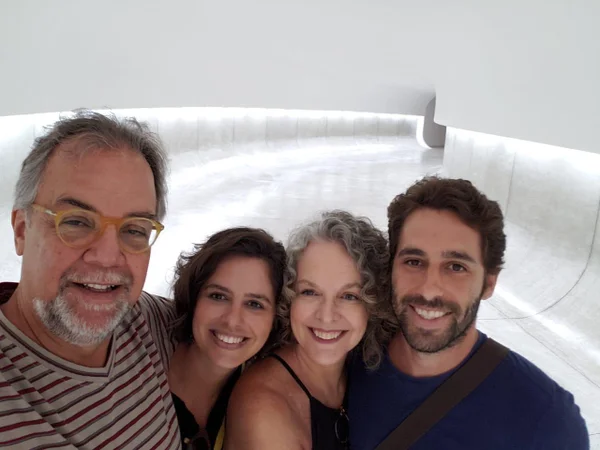 Sete anos após perder seus dois únicos filhos e sua nora grávida de seu primeiro neto no rompimento da barragem de Brumadinho, a economista Helena Taliberti compartilha sua experiência por meio da escrita