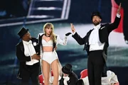 Taylor Swift é acompanhada no palco por Travis Kelce durante show da turnê The Eras, em Londres