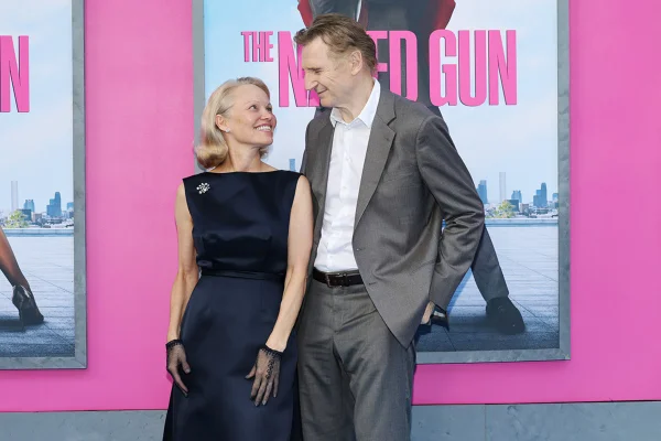 Pamela Anderson e Liam Neeson na à estreia de Corra que a Polícia Vem Aí em Nova York, em 28 de julho de 2025