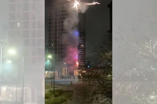Foguetório da torcida do Boca em frente ao hotel - Metrópoles