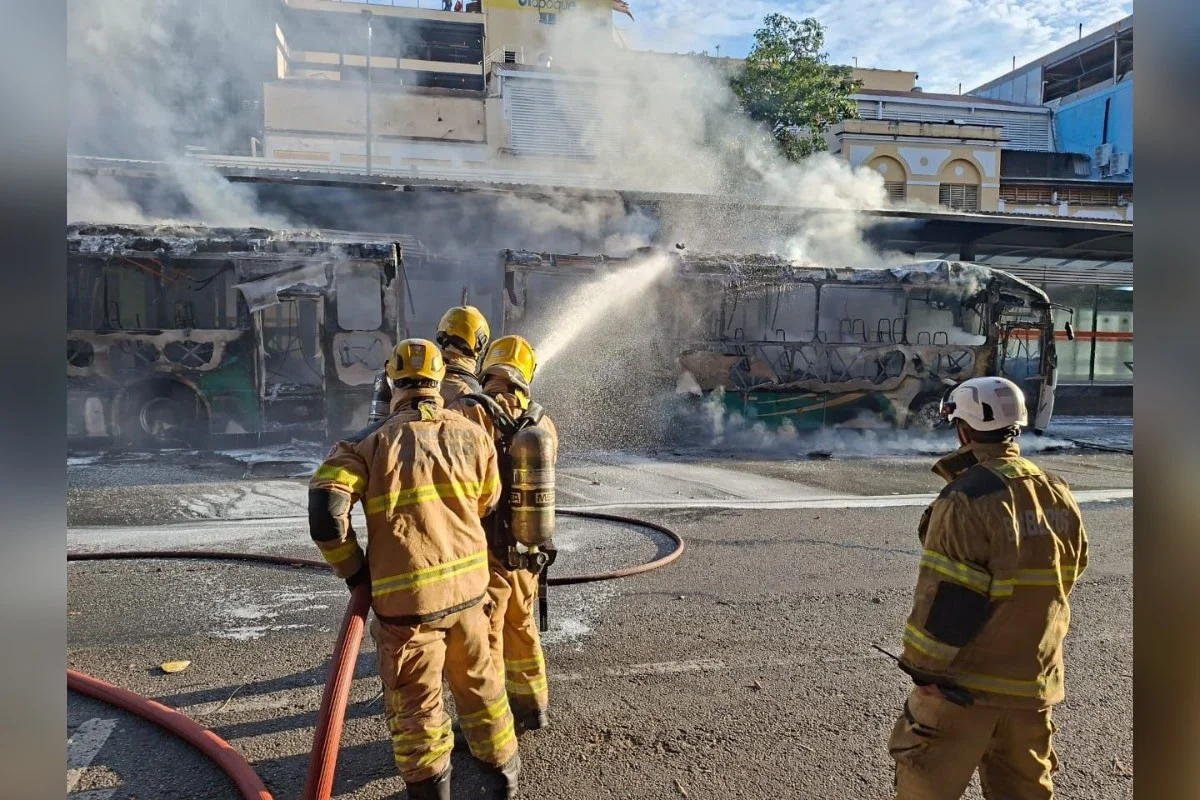 Ônibus pega fogo e fica destruído em estação no Centro de BH Ônibus pega fogo e fica destruído em estação no Centro de BH