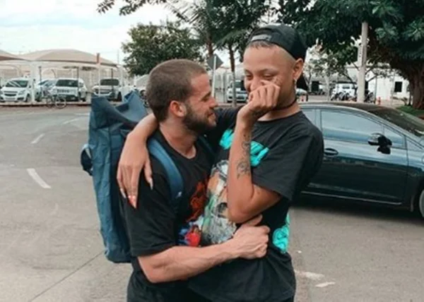 Pabllo Vittar troca carinho com suposto namorado no Instagram