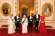 A rainha Elizabeth II com os dois sucessores ao trono e as respectivas esposas