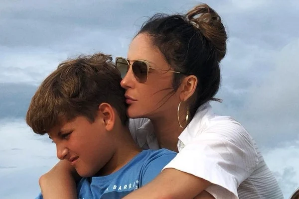 Claudia Leitte posta foto com filhos e fãs reclamam: “Estranho”